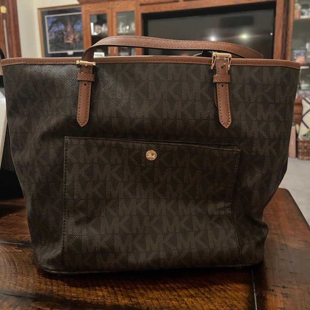 Excellent used condition authentic Michael Kors leather purse